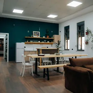  Hostal The Maze